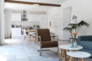a kitchen and living room with a couch and a table at Vakantiewoningen - Buitenverblijf Huiskenshof Zuid-Limburg in Klimmen