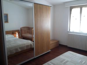 um quarto com um armário espelhado, uma cama e uma janela em SEA STAR Holidays House - Beach 150 m - Private parking em Pescara