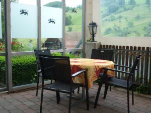 un tavolo e sedie su un portico con vista sulle montagne di Gasthof Löwen a Wisen
