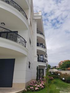 A garden outside Sea Garden Delux