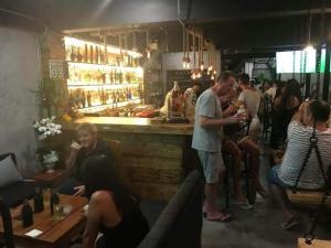 un grupo de personas sentadas en un bar en Blackjack Bar and Hostel, en Chaweng