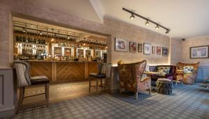 Lounge nebo bar v ubytování The Three Swans Hotel, Hungerford, Berkshire - The Coaching Inn Group