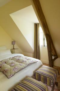 En eller flere senge i et værelse på La Clairière de la reine Hortense - Pierres d'Histoire