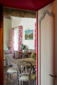 a dining room with a table and chairs at La Clairière de la reine Hortense - Pierres d'Histoire in Saint-Prix +17 photos