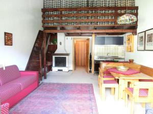 sala de estar con sofá y mesa en Bilocale Alberti - Silvana, en Madonna di Campiglio