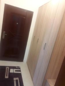 Una puerta en una habitación con armarios de madera en Topla, en Herceg-Novi