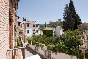 グラナダにあるBreathtaking Alhambra view balconies, Albaizynの建物のある町の通りの景色