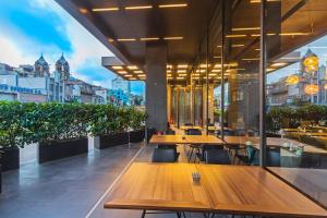 فندق ناز سيتي تقسيم - الفئة الخاصة في إسطنبول: كافتيريا بها طاولات وكراسي خشبية على مبنى