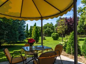 una mesa y sillas bajo una sombrilla amarilla en Charm farmhouse with pool, en Castiglion Fiorentino