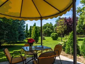 カスティリオーン・フィオレンティーノにあるCharming Farmhouse in Tuscany with shared Poolの黄色い傘下のテーブルと椅子