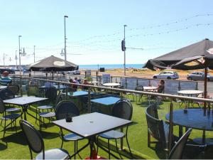 uma fila de mesas e cadeiras em frente à praia em Royal Carlton Hotel em Blackpool