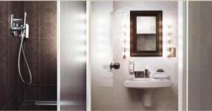 Duas fotografias de uma casa de banho com um lavatório e um espelho. em Hotel Esprit em Bratislava