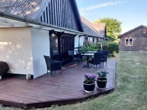 una terraza de madera con sillas y una mesa en un patio en Dåstrup Bed & Breakfast, en Viby