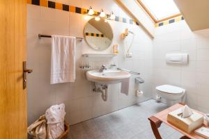 A bathroom at Falkensteiner Hotel & Spa Sonnenparadies