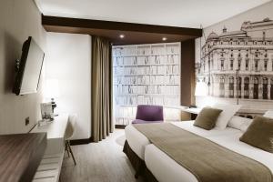 A bed or beds in a room at Hotel Abando