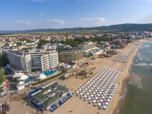 una vista aérea de una playa con sombrillas y edificios en Effect Grand Victoria Hotel - Ultra All Inclusive en Sunny Beach
