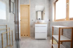 Ένα μπάνιο στο Domek rodzinny +33 φωτογραφίες