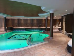 duży basen w pokoju hotelowym w obiekcie Hotel Bergjuwel w Neustift im Stubaital