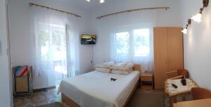 um quarto com uma cama num quarto com janelas em Soleil Resort & SPA em Rewal