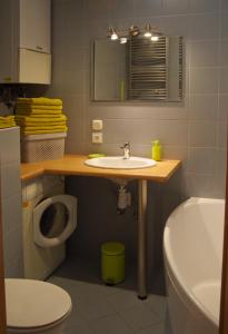 ソポトにあるSopocki Dworekのバスルーム(洗面台、トイレ、バスタブ付)