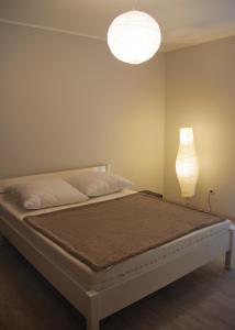 sypialnia z łóżkiem z lampką w obiekcie Sopocki Dworek w mieście Sopot