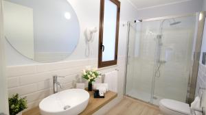 马卡里La Via dell'Acqua的带水槽和淋浴的白色浴室 更多47张照片