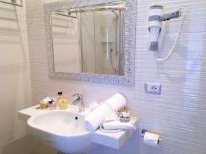 Koupelna v ubytování Hotel Sirena - Servizio spiaggia inclusive + 37 fotografií