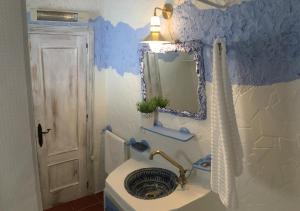een badkamer met een wastafel en een spiegel bij Hotel Rural los Caracoles in Frigiliana