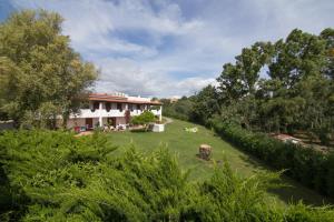 a large yard with a building in the background at White Sand Residence in Murta Maria