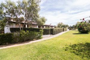 a yard with a fence and a house at White Sand Residence in Murta Maria