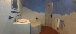 un baño con lavabo y bañera en Hotel Rural los Caracoles, en Frigiliana 36 fotos más
