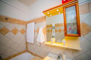 Ένα μπάνιο στο Downtown Meteora apartment +23 φωτογραφίες