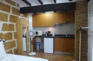 No.5B - Lovely Studio Apt with A/C in the centre of the old town廚房或簡易廚房