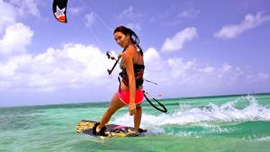 Barra Beach Villa في إنهامبان: وجود امرأة على لوح التزلج في الماء