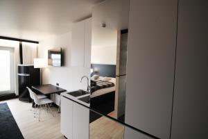 Kuchyň nebo kuchyňský kout v ubytování LH Hotel by WMM Hotels