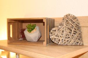 レンゲンフェルトにあるAppartement Natalieの鉢植えの木箱
