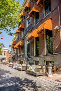 un edificio con bancos al lado de una calle en Boutique Hotel Catshuis en Leeuwarden