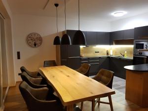cocina con mesa de madera y sillas en SPA-Lounge, en Seeboden