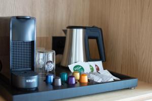 a table with a coffee maker and a blender at Boutique Hotel Catshuis in Leeuwarden