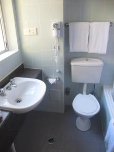 Koupelna v ubytování Devere Hotel