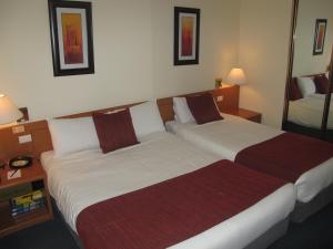 Postel nebo postele na pokoji v ubytování Devere Hotel