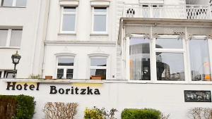 ハンブルクにあるHotel Boritzkaの建物脇のホテルボティカ
