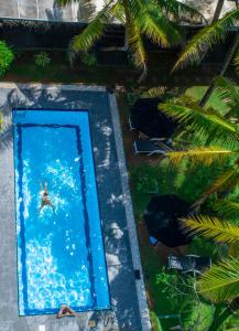 uma vista superior de uma piscina com uma pessoa nela em Villa Tissa Beach Resort em Weligama