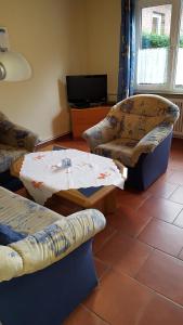 Posezení v ubytování Haus Annegrete mit überdachter Terrasse zum Garten