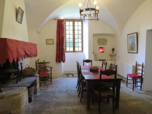 d'une salle à manger avec une table, des chaises et une fenêtre. dans l'établissement le presbytère de Montaigut, à Montégut