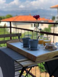 bandeja de madera con tazas y bebidas en una mesa en Bed & Breakfast Kurtic, en Supetar