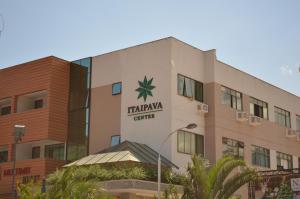 a building with a tamarama clinic sign on it at Hotel Flat Itaipava in Itaipava