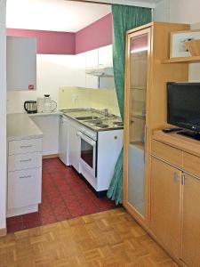 eine kleine Küche mit einer Spüle und einer Mikrowelle in der Unterkunft Ferienwohnung Brigitte in Schruns-Tschagguns