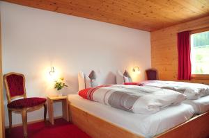 En eller flere senge i et værelse på Berggasthaus Gemsli