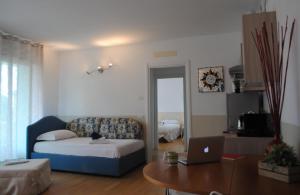 ein Wohnzimmer mit einem Bett und einem Laptop auf einem Tisch in der Unterkunft Bnbook - Metropolitan Expo Flat in Rho